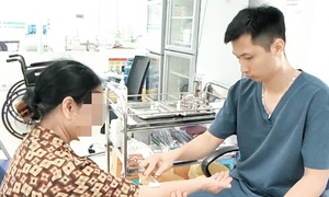 Mèo con cắn chủ rồi chết, chủ nuôi mới chịu đi tiêm phòng dại