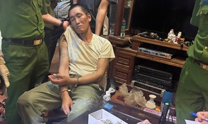 Bắt đối tượng tàng trữ ma túy, phát hiện nhiều súng và vũ khí