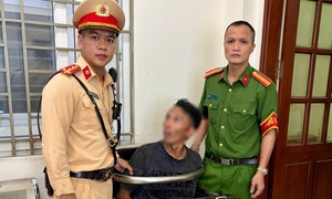 Thanh niên cầm bồ cào chặn xe, đập phá tài sản giữa phố Hà Nội