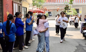 Chuyện những sĩ tử cũ tiếp sức sĩ tử mới tại kỳ thi vào lớp 10 ở Hà Nội