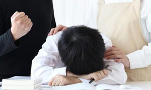 Trẻ dễ mắc lo âu, trầm cảm vì áp lực thi cử: Cha mẹ cần làm gì?