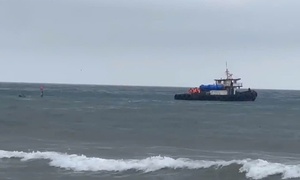 Dông lốc đánh chìm thuyền trên biển, 2 ngư dân thoát nạn