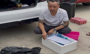 Cướp 2,4kg vàng, gã thanh niên 'tung tiền' mua ô tô và ma tuý