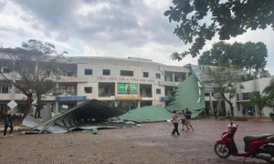 12 người bị thương, hơn 3000 ngôi nhà bị tốc mái vì dông lốc, mưa đá