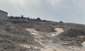 Điều tra vụ khai thác đất mặt ruộng trái phép với quy mô lớn