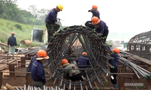 Cận cảnh công trường cầu Vân Phúc chạy đua trước mùa lũ sông Hồng