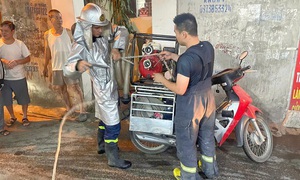 Xe máy chữa cháy luồn ngõ hẹp, kịp dập lửa nhà dân ở Hà Nội