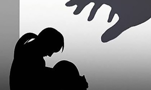 Bé gái 4 tuổi tử vong sau nhiều ngày bị mẹ và cha dượng bạo hành