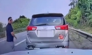 Không được nhường đường, nam tài xế chặn đầu xe ô tô giữa cao tốc 