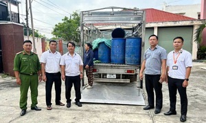 Người phụ nữ ở TPHCM lái xe tải chở gần 1 tấn thịt lợn hôi thối đi tiêu thụ