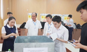 Huế bố trí điểm giữ điện thoại cho thí sinh, 100% học sinh lớp 12 dự thi môn Ngữ văn
