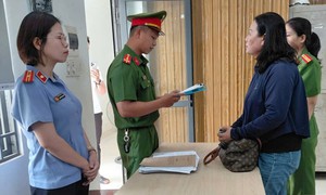 Bắt Hồ Thị Ánh nhận tiền đặt cọc hàng trăm triệu nhưng không có đất bán cho khách hàng