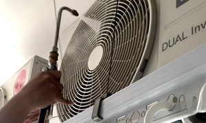 Vệ sinh điều hòa mùa cao điểm, thợ làm không xuể, khách 'mòn mỏi' chờ lịch