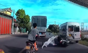 Xe máy tông thẳng vào đuôi xe khách đang đỗ ven đường tại Hưng Yên, 2 người tử vong