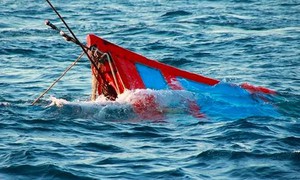Chìm tàu cá trong đêm trên biển, 3 ngư dân được bộ đội cứu sống
