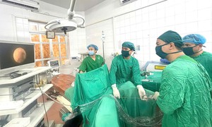 Đau lưng, tiểu buốt, bé trai 8 tuổi được phát hiện mắc bệnh ít gặp