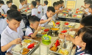Xu hướng xanh hóa và địa phương hóa khay cơm trường học