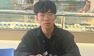 Cầm điện thoại mô hình đến cửa hàng để tráo điện thoại thật