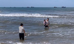 Nam sinh ở Quảng Trị lao ra biển cứu bé gái bị sóng cuốn