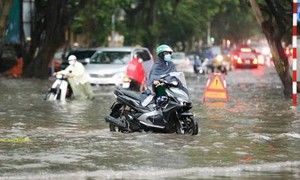 Cảnh báo dông lốc mạnh ở miền Bắc, nắng nóng ở miền Trung vẫn kéo dài