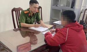 Công an Hà Nội xác minh vụ cô gái trẻ bị shipper hành hung