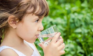 Cách tính lượng nước cần uống trong ngày cho trẻ em cực kỳ dễ nhớ