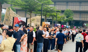 Xếp hàng dài nhận vé vào xem Quy hoạch tổng thể Thủ đô tầm nhìn 100 năm, người dân mong tận mắt thấy tương lai của Hà Nội