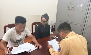 Tịch thu phương tiện của thiếu niên dùng chân điều khiển xe mô tô trên đường