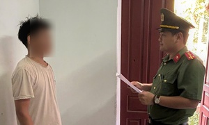 Dùng dao chém ngón tay bạn, nam thanh niên bị khởi tố tội sử dụng vũ khí quân dụng