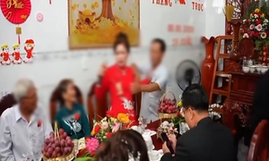 Mẹ chú rể phát biểu đòi vàng mừng cưới trước quan viên hai họ mặc cho người khác can ngăn
