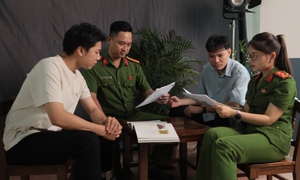 Gần dân từ không gian số:
Kỳ 1: Phía sau video triệu view của 'đạo diễn áo xanh'