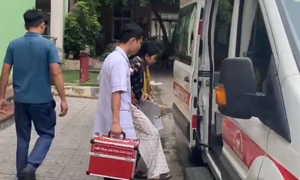 Bệnh viện bố trí xe cứu thương, bác sĩ đưa thí sinh vừa phẫu thuật đi thi lớp 10