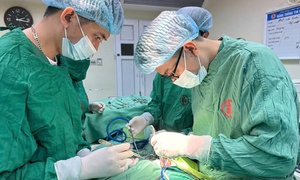 Phẫu thuật xuyên đêm giành lại bàn chân cho người bệnh tai biến