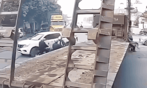 Video cô gái thoát nạn trong gang tấc vì đi vào điểm mù xe tải 