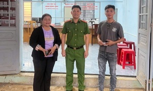 Công an Lâm Đồng giúp hai người dân nhận lại hơn nửa tỷ đồng chuyển khoản nhầm