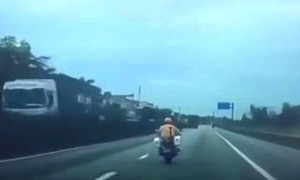 CSGT Hải Phòng dùng xe chuyên dụng dẫn đường đưa người phụ nữ gặp nạn đi cấp cứu
