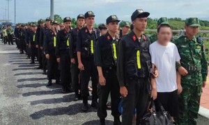 Quảng Ninh bàn giao 30 đối tượng lừa đảo công nghệ cao cho công an Trung Quốc