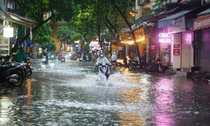 Miền Bắc liên tục mưa lớn cả tuần qua, thiệt hại vẫn còn tiếp diễn
