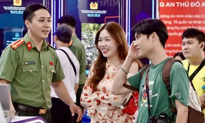 Người dân trải nghiệm 'đấu trí' với lừa đảo trực tuyến tại phố đi bộ Hà Nội