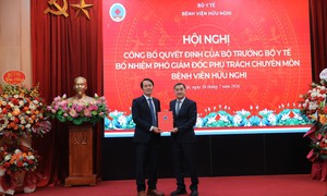 Thứ trưởng Trần Văn Thuấn trao quyết định bổ nhiệm Phó Giám đốc Bệnh viện Hữu Nghị
