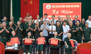 Thủ tướng thăm, tặng quà thương, bệnh binh tại Trung tâm Điều dưỡng Thương binh Kim Bảng (Ninh Bình)