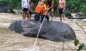 Nghẹt thở màn căng dây giải cứu 3 người mắc kẹt giữa dòng lũ ở Lai Châu