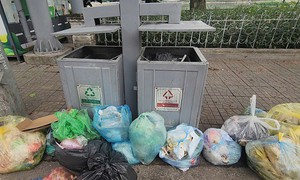 Thùng rác công cộng kết hợp khai thác quảng cáo tại Hà Nội bị bịt kín và treo biển cấm vì ô nhiễm tràn lan