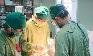 Cứu sống sản phụ sốc mất máu do vỡ thai góc sừng tử cung ở tuần 21