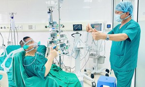 Mang bình oxy đi từ Nam ra Bắc tìm sự sống, người đàn ông 59 tuổi được hồi sinh từ nghĩa cử của cô gái 22 tuổi