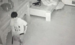 Lẻn vào nhà qua ô thông gió, dùng dao cướp tài sản của người mẹ trẻ đang ngủ