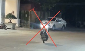 Tịch thu phương tiện, phạt tiền thanh niên 'bốc đầu' xe máy
