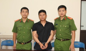 Vận động thành công 2 đối tượng truy nã ra đầu thú