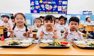 Năm học 2026 - 2027, UBND phường, xã sẽ lựa chọn, ký hợp đồng với đơn vị cung cấp bữa ăn bán trú