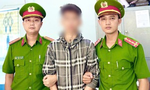 Mâu thuẫn sau trận bóng giao hữu, 2 thiếu niên chém cầu thủ đội bạn nguy kịch rồi bỏ trốn